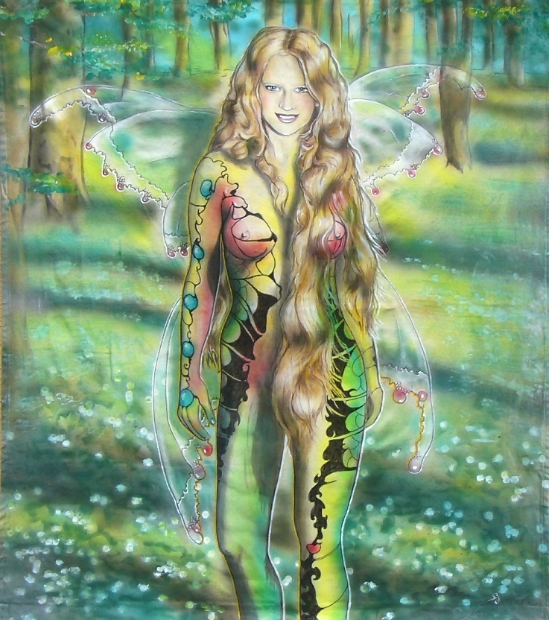 erotic-art-frauenbilder-akt-fine-art-gemaelde-malerin-christine-dumbsky-elfe-wald-bodypainting-bodypaint-nackt-gruen