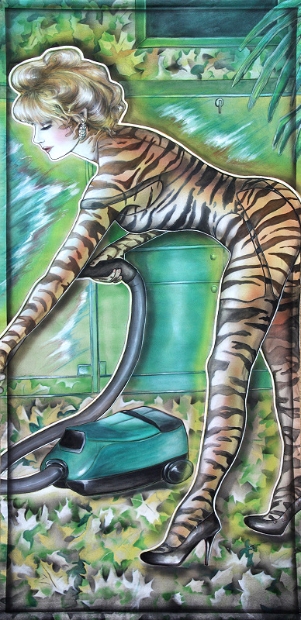 erotic-art-frauenbilder-akt-fine-art-gemaelde-malerin-christine-dumbsky-frau-putzt-saugt-heinzelmann-sexy-tigeroutfit-reizwasche-maennerphantasie