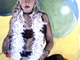 erotic-art-frauenbilder-akt-fine-art-gemaelde-malerin-christine-dumbsky-portrait-lady-mit-zylinder-feederboa-zigarettenspitze-unterwaesche.jpg