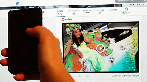 social media youtube facebook twitter bloggen handyfoto selfie Bodypainting, Bodypaint, Bodypaintings, Bodypaints, Bodyart, Krpermalerei, Bodyarts, Krperkunst, bodypainter, bodypainterin, Livemalerei, Kunst, Airbrush, airbrusher, airbrusherin, brusher, brusherin, liveknstler, livekuentstler, livemaler, livemalerin, performanceknstler, performance knstler, performancekuenstler, performance kuenstler, performanceknstlerin, performance artist, Live Kunst, Gesprchsffner, Gespraechsffner, nachhaltige Werbung durch social media und guerillamarketing, der Zuschauer wird instrumentalisiert zum Werbetrger und Vervielfltiger, malerin, Messeknstler, Messeknstlerin, Eventgestaltung, Messen, Messe, Event, Events, Veranstaltungen, Veranstaltung, Firmenveranstaltungen, Feste, Feiern, presse, pressekonferenz, presseartikel, promotion, promotionveranstaltung, presseaktionen, presseaktion, werbeaktion, werbeaktionen, Firmenfeiern, Jubilen, Jubilum, Werbemassnahmen, Werbefotos, Werbung, Werbefoto, Christine Dumbsky, webparadise 