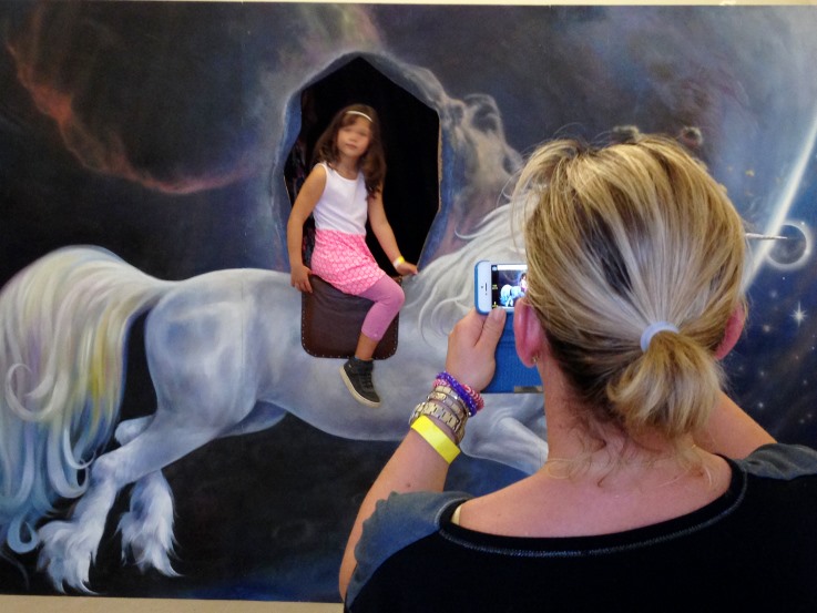 Handyfoto Selfie mit Einhorn Bodypainting, Bodypaint, Bodypaintings, Bodypaints, Bodyart, Krpermalerei, Bodyarts, Krperkunst, bodypainter, bodypainterin, Livemalerei, Kunst, Airbrush, airbrusher, airbrusherin, brusher, brusherin, liveknstler, livekuentstler, livemaler, livemalerin, performanceknstler, performance knstler, performancekuenstler, performance kuenstler, performanceknstlerin, performance artist, Live Kunst, Gesprchsffner, Gespraechsffner, nachhaltige Werbung durch social media und guerillamarketing, der Zuschauer wird instrumentalisiert zum Werbetrger und Vervielfltiger, malerin, Messeknstler, Messeknstlerin, Eventgestaltung, Messen, Messe, Event, Events, Veranstaltungen, Veranstaltung, Firmenveranstaltungen, Feste, Feiern, presse, pressekonferenz, presseartikel, promotion, promotionveranstaltung, presseaktionen, presseaktion, werbeaktion, werbeaktionen, Firmenfeiern, Jubilen, Jubilum, Werbemassnahmen, Werbefotos, Werbung, Werbefoto, Christine Dumbsky, webparadise 