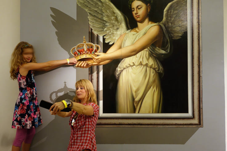 der Kunde ist Knig - Knig Kunde - Selfie mit Krone - social Media Foto - Bodypainting, Bodypaint, Bodypaintings, Bodypaints, Bodyart, Krpermalerei, Bodyarts, Krperkunst, bodypainter, bodypainterin, Livemalerei, Kunst, Airbrush, airbrusher, airbrusherin, brusher, brusherin, liveknstler, livekuentstler, livemaler, livemalerin, performanceknstler, performance knstler, performancekuenstler, performance kuenstler, performanceknstlerin, performance artist, Live Kunst, Gesprchsffner, Gespraechsffner, nachhaltige Werbung durch social media und guerillamarketing, der Zuschauer wird instrumentalisiert zum Werbetrger und Vervielfltiger, malerin, Messeknstler, Messeknstlerin, Eventgestaltung, Messen, Messe, Event, Events, Veranstaltungen, Veranstaltung, Firmenveranstaltungen, Feste, Feiern, presse, pressekonferenz, presseartikel, promotion, promotionveranstaltung, presseaktionen, presseaktion, werbeaktion, werbeaktionen, Firmenfeiern, Jubilen, Jubilum, Werbemassnahmen, Werbefotos, Werbung, Werbefoto, Christine Dumbsky, webparadise 