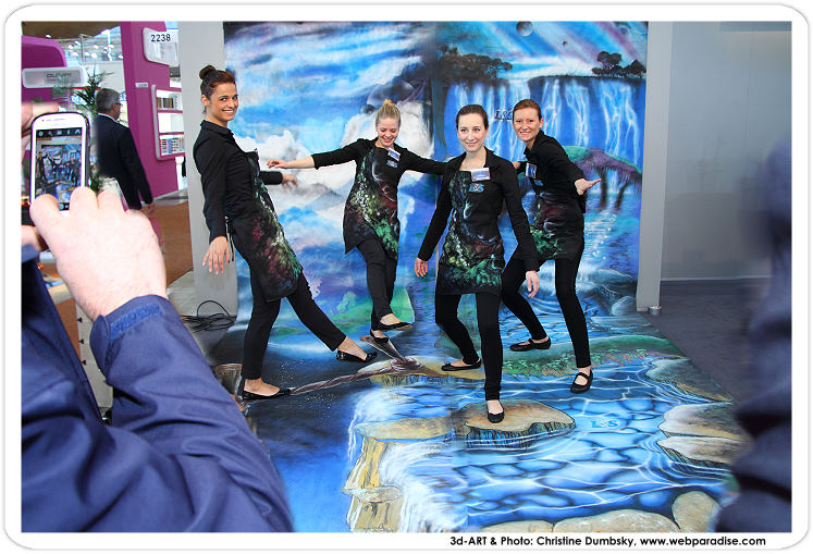 Illusionsmalerei, 3d-malerei, illusionsbild, illusionsgemlde live fr Messen, Messeknstler, messekuenstler, messekuenstlerin, livemalerei fr Messestand und Firmenfeste, Fotodisplay fr Ihre Kunden, Pressemagnet, Presse, fotowand gemalt, 3d-Wandbild transportabel und live gemalt von der bekannten Knstlerin Christine Dumbsk