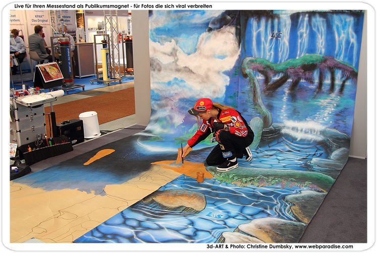 Illusionsmalerei, 3d-malerei, illusionsbild, illusionsgemlde live fr Messen, Messeknstler, messekuenstler, messekuenstlerin, livemalerei fr Messestand und Firmenfeste, Fotodisplay fr Ihre Kunden, Pressemagnet, Presse, fotowand gemalt, 3d-Wandbild transportabel und live gemalt von der bekannten Knstlerin Christine Dumbsk